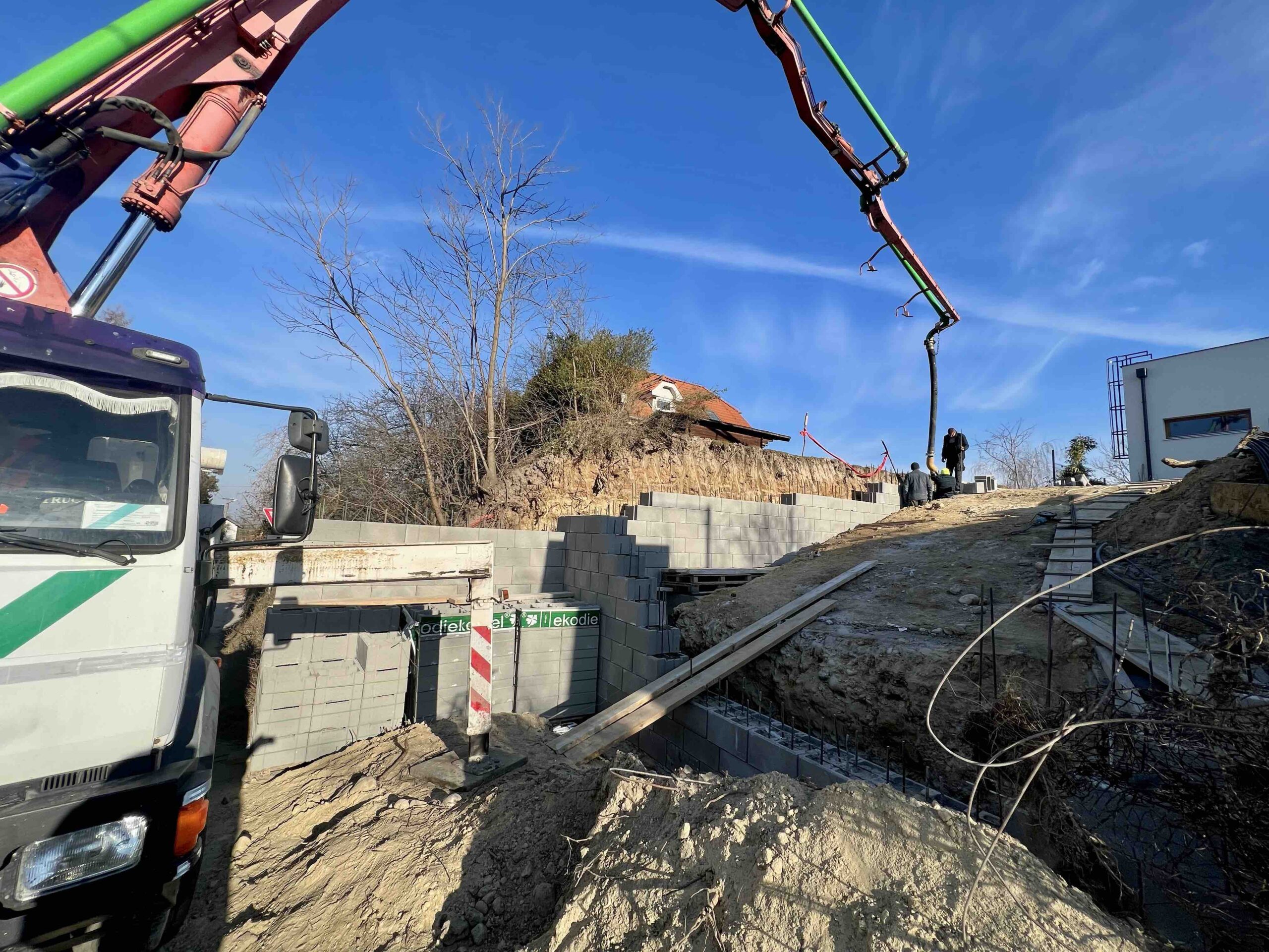 Betonáž oporného múru pomocou čerpadla